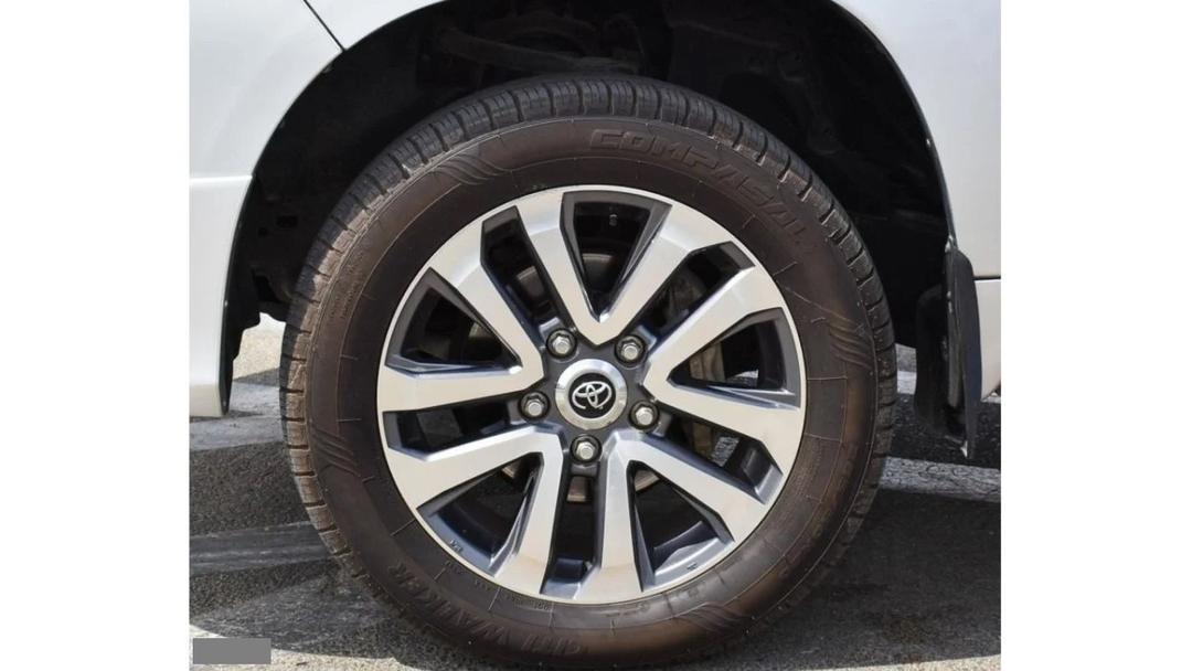Toyota Land cruiser V8--4